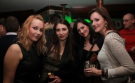 Phanas pub zagrijale zgodne hostese