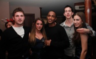 Phanas pub zagrijale zgodne hostese