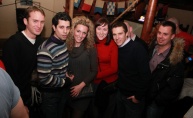 Phanas pub zagrijale zgodne hostese
