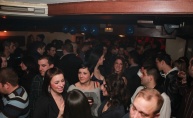 Phanas pub zagrijale zgodne hostese