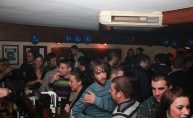 Phanas pub zagrijale zgodne hostese