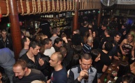Promocija vodke i veselo društvo ljuljaju Phanas pub