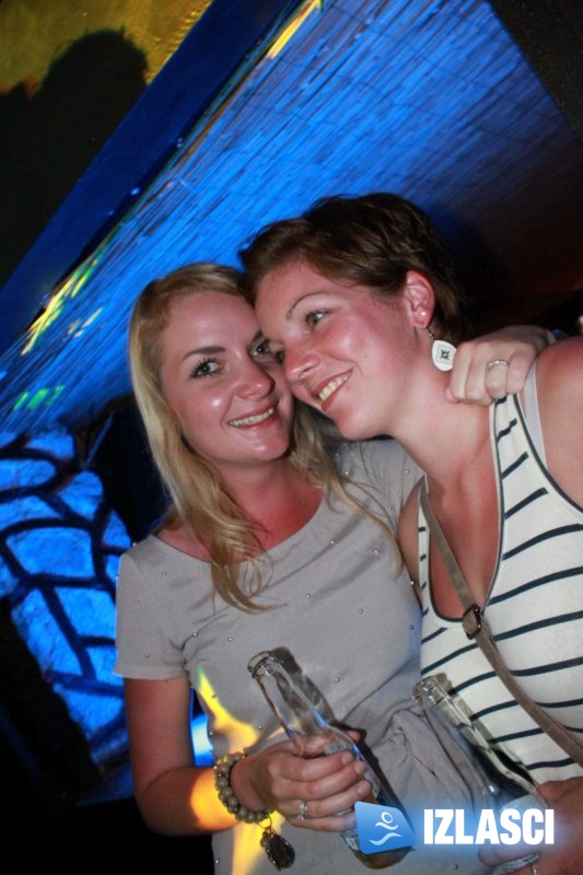 Club Plava zaplesala u ritmu atraktivne DJ-ice Viktorie Metzker