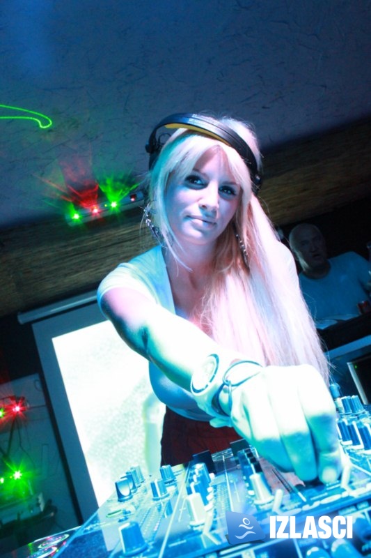 Club Plava zaplesala u ritmu atraktivne DJ-ice Viktorie Metzker