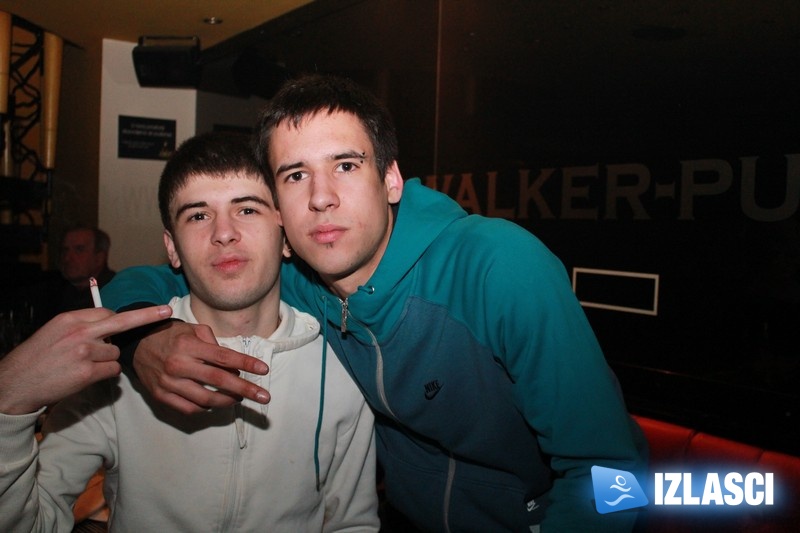 Šarm konobarica osvojio svih u Johnnie Walker pubu