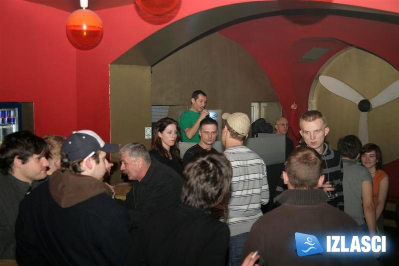 Techno za fanatike u mračnom podrumu 