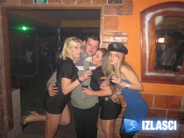Ballantine's party u Frankopanu, Dugo selo