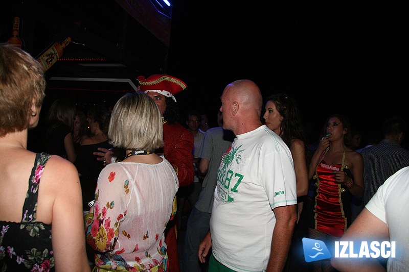 Prepuna Makina oduševljeno dočekala Captain Morgana