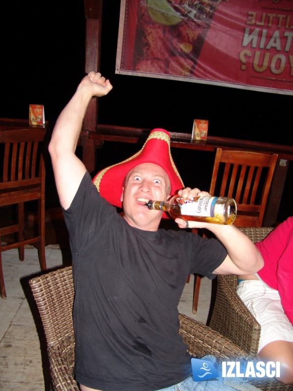 Captain Morgan i njegove zgodne hostese poharali Macumbu