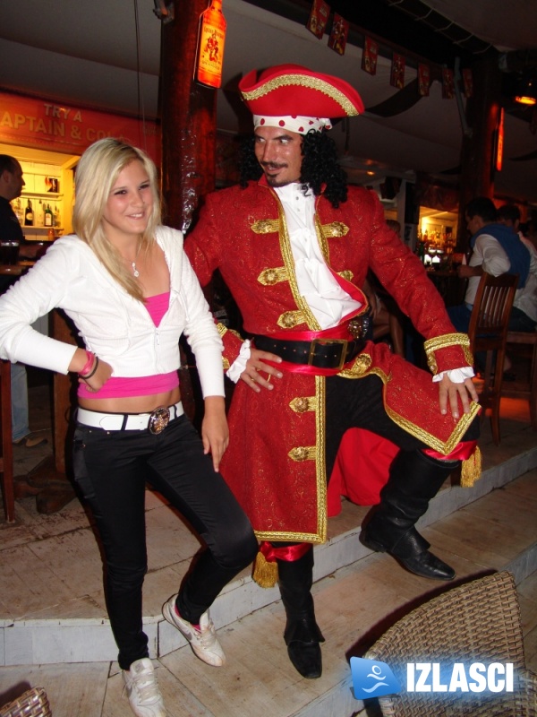 Captain Morgan i njegove zgodne hostese poharali Macumbu