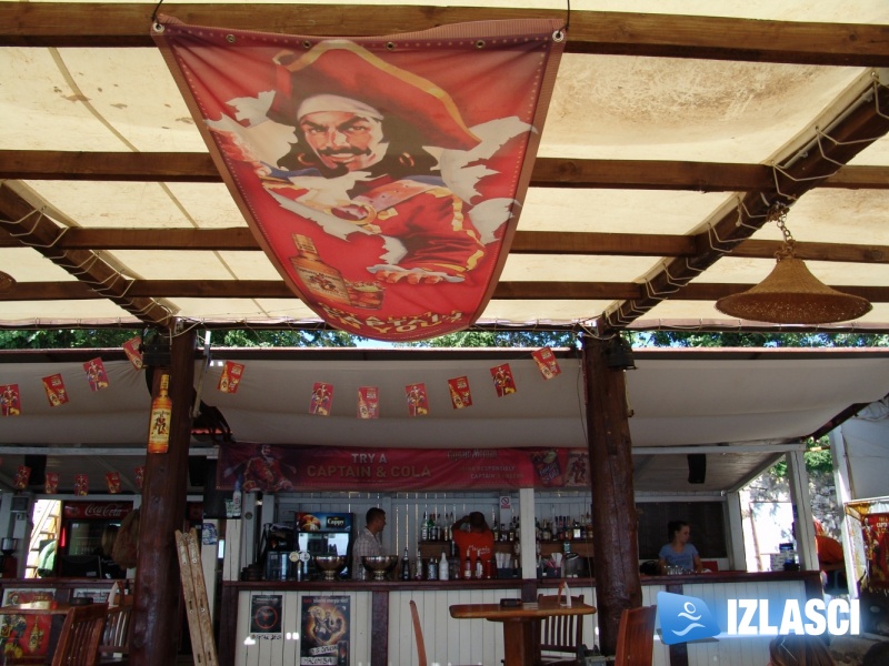 Captain Morgan i njegove zgodne hostese poharali Macumbu