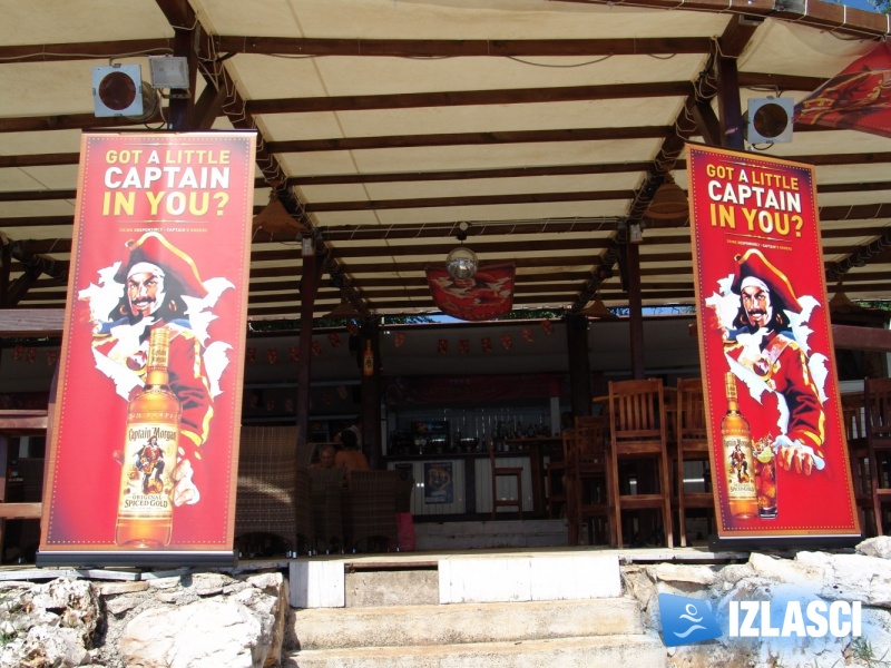 Captain Morgan i njegove zgodne hostese poharali Macumbu