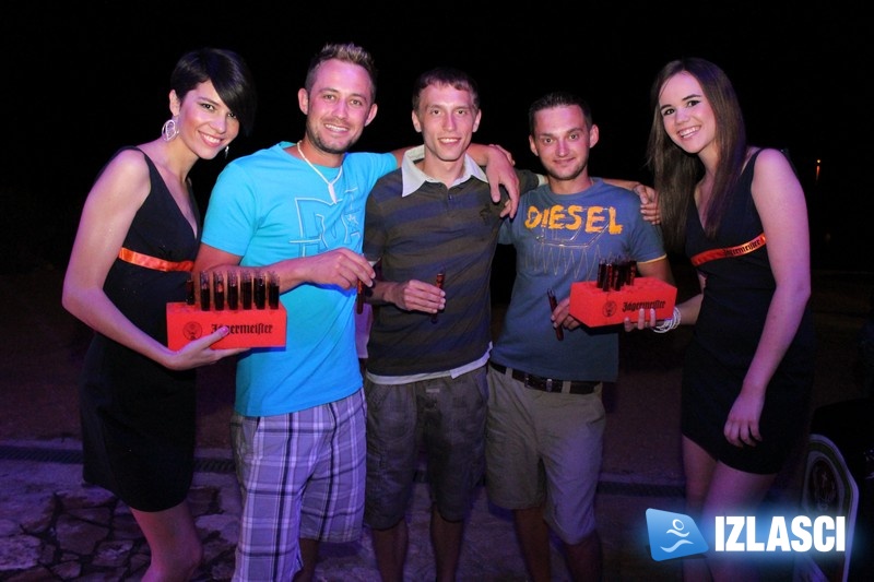 Ljetna ludnica u Santosu uz sexy DJ-icu Viktoriu Metzker & Jägermeister Ice Extravaganza party