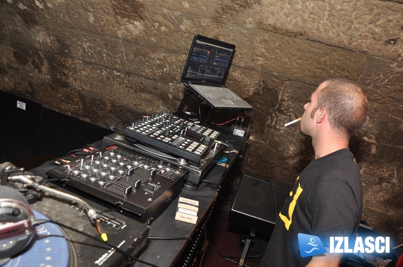 Zagrijavanje na Deep This partyju u Tunelu