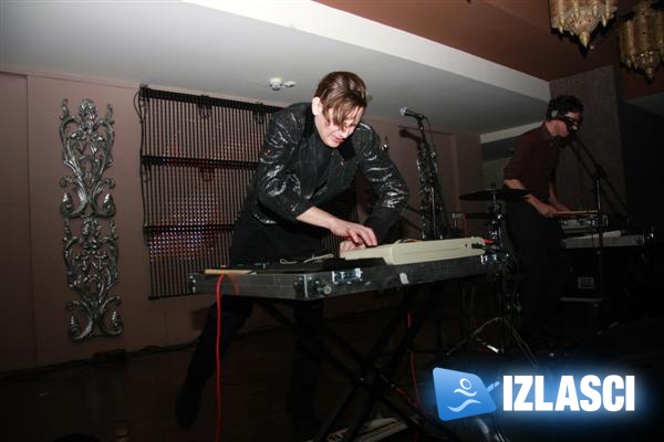 Jeans Team elektrom rasplesao na pola punu Shamballu
