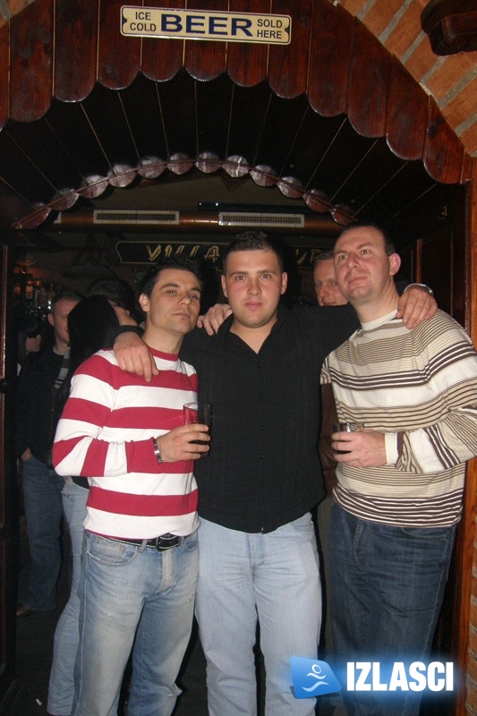 Striper na Dan žena mamio djevojke u Village pubu