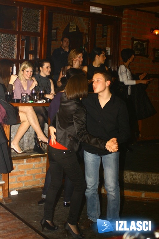 Striper na Dan žena mamio djevojke u Village pubu